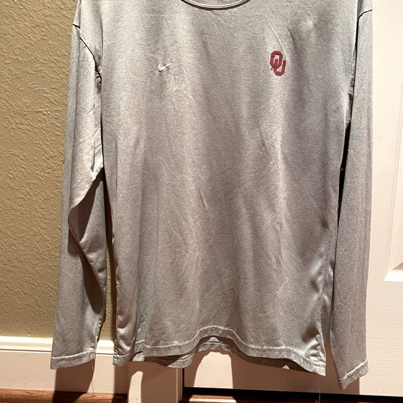 NIKE UNIV OF OKLAHOMA GRAY FIT DRY. Size small. Long sleeve. Like new! - Picture 6 of 7